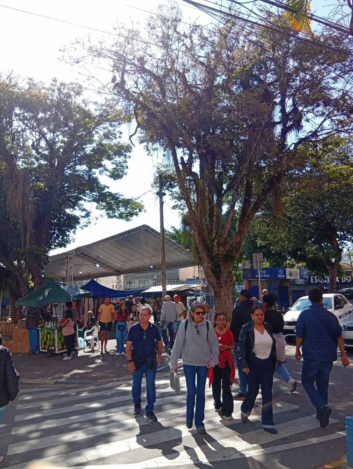 Vitral com padrão focado na cruz