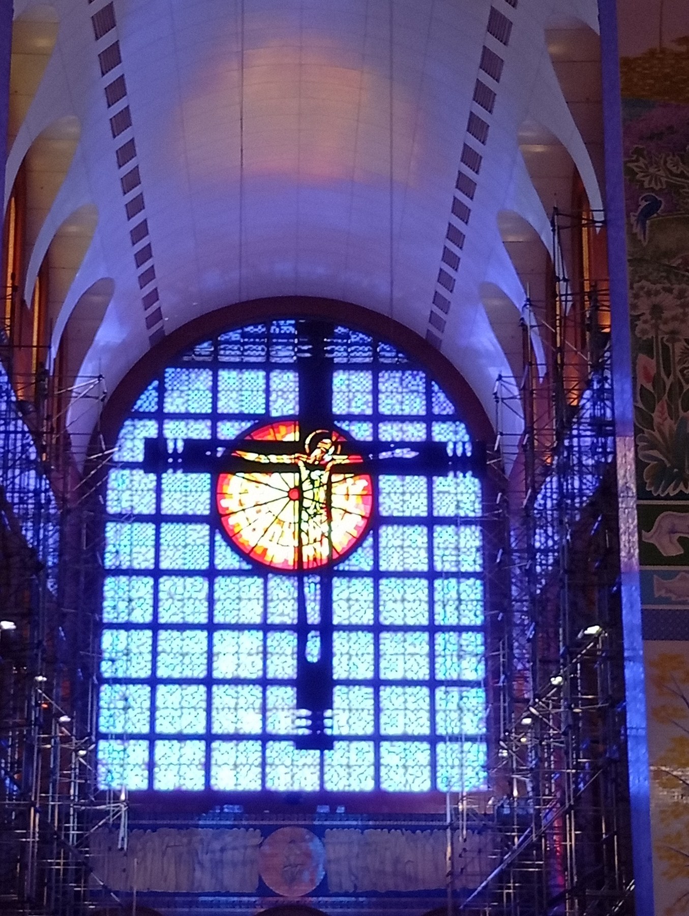 Relevo escultórico retratando a Sagrada Família