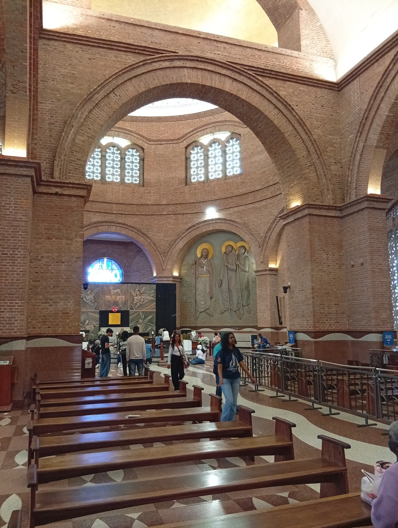 Rampas arquitetônicas de entrada ao Santuário