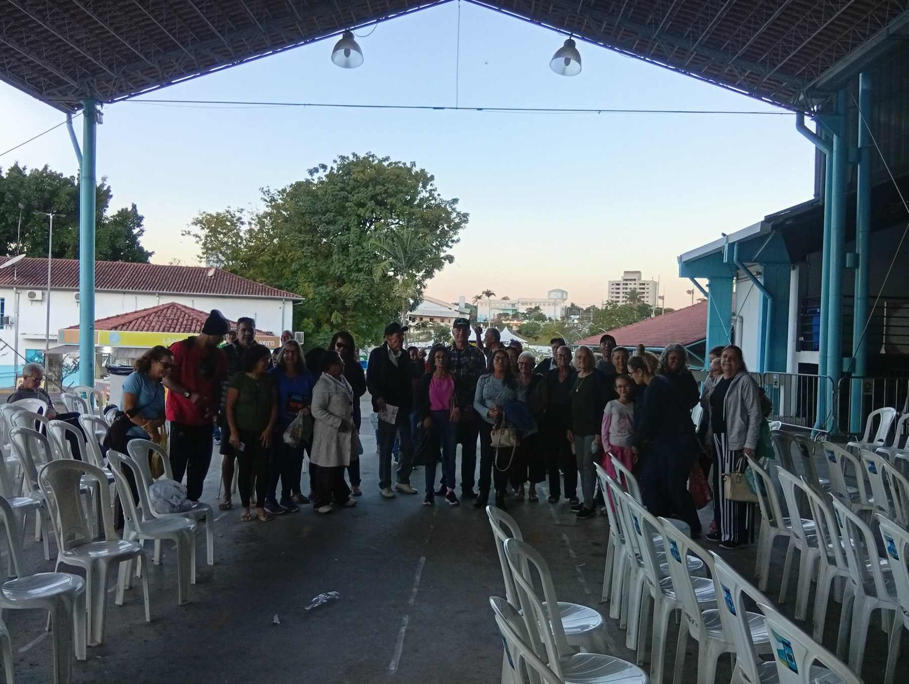 Integrantes do grupo caminhando