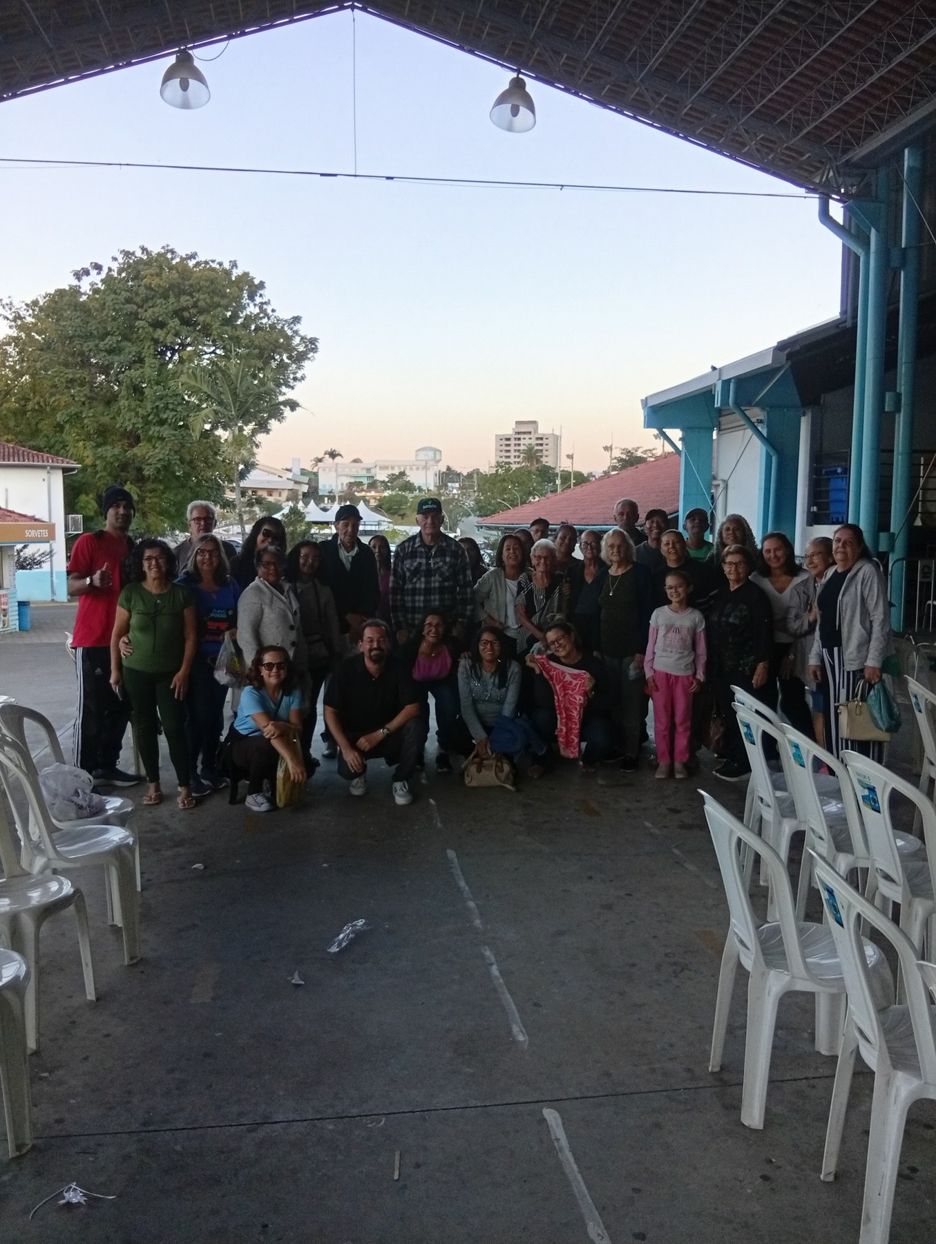 Famílias sorrindo e guardando recordações