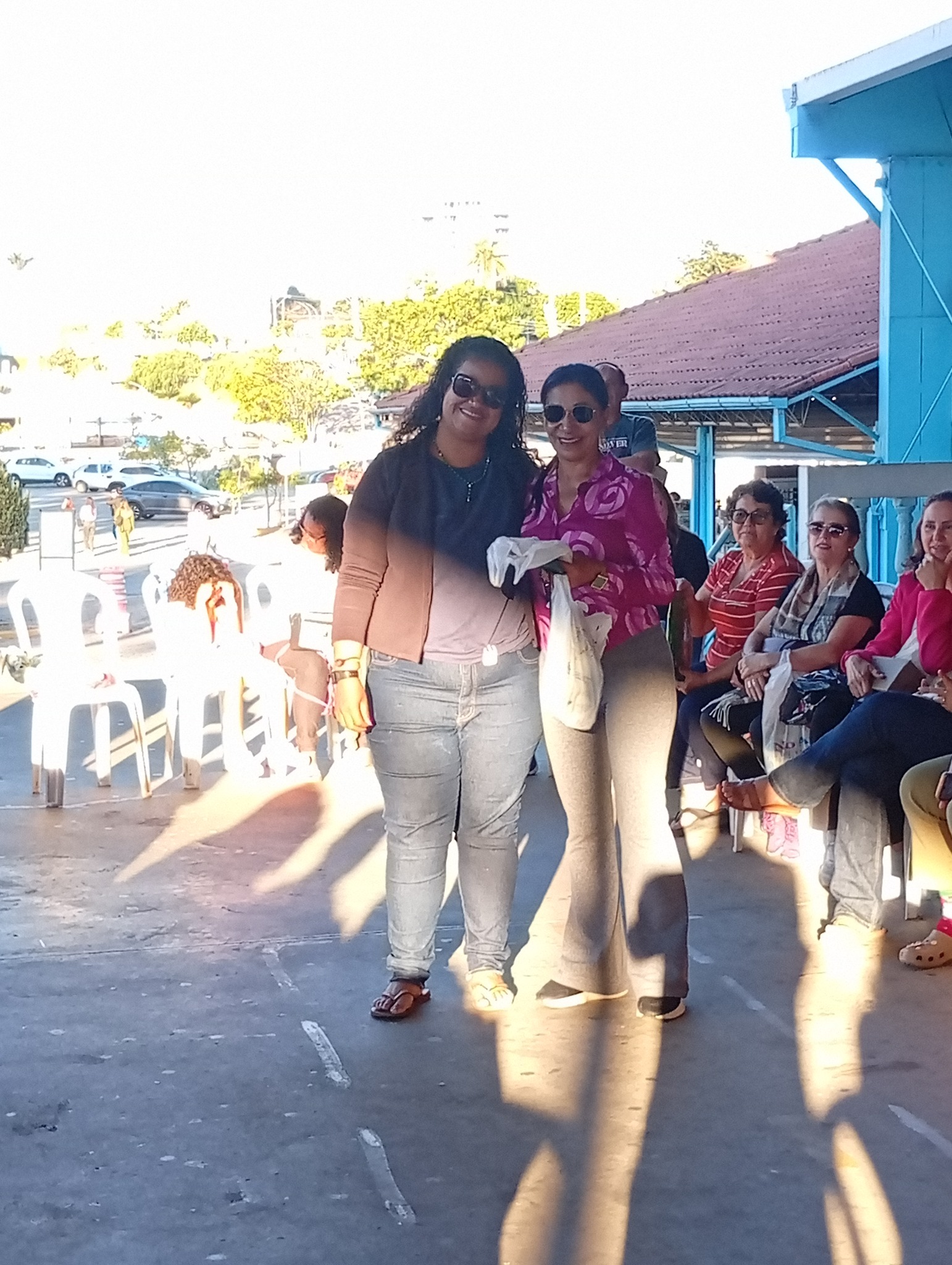 Duas amigas sorrindo durante encontro da comunidade