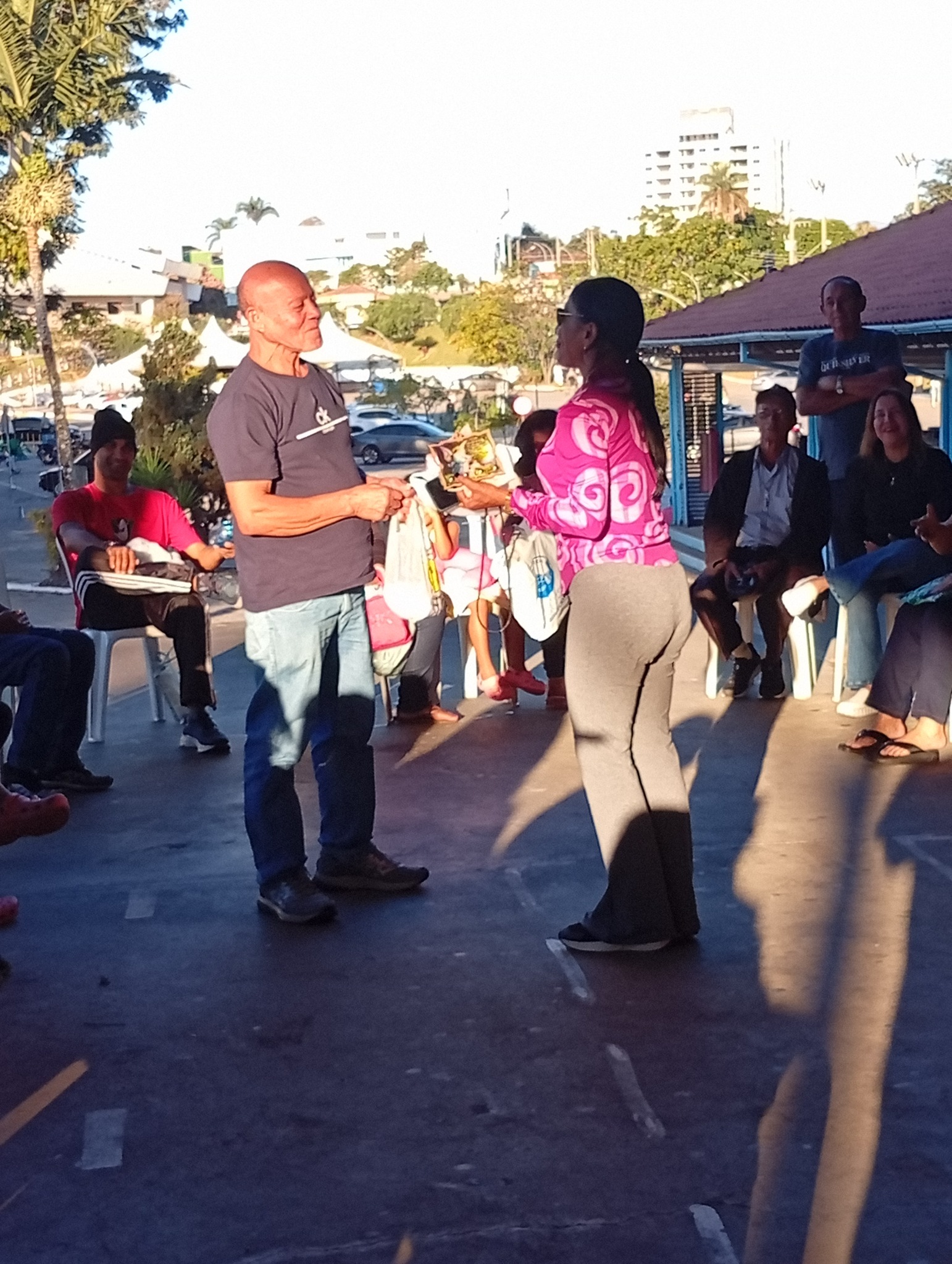 Entrega de lembrança durante confraternização