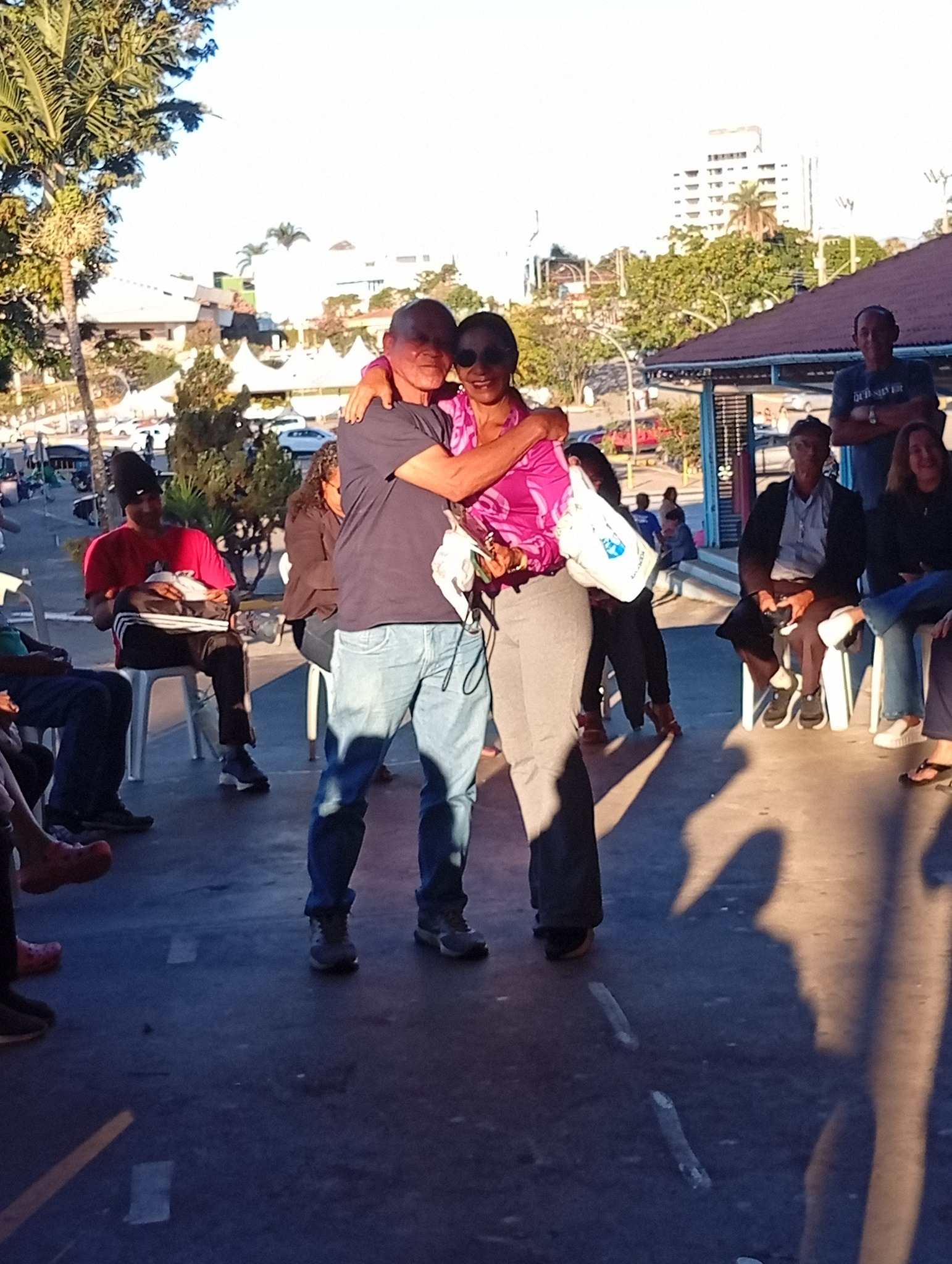 Abraço fraterno entre participantes da comunidade