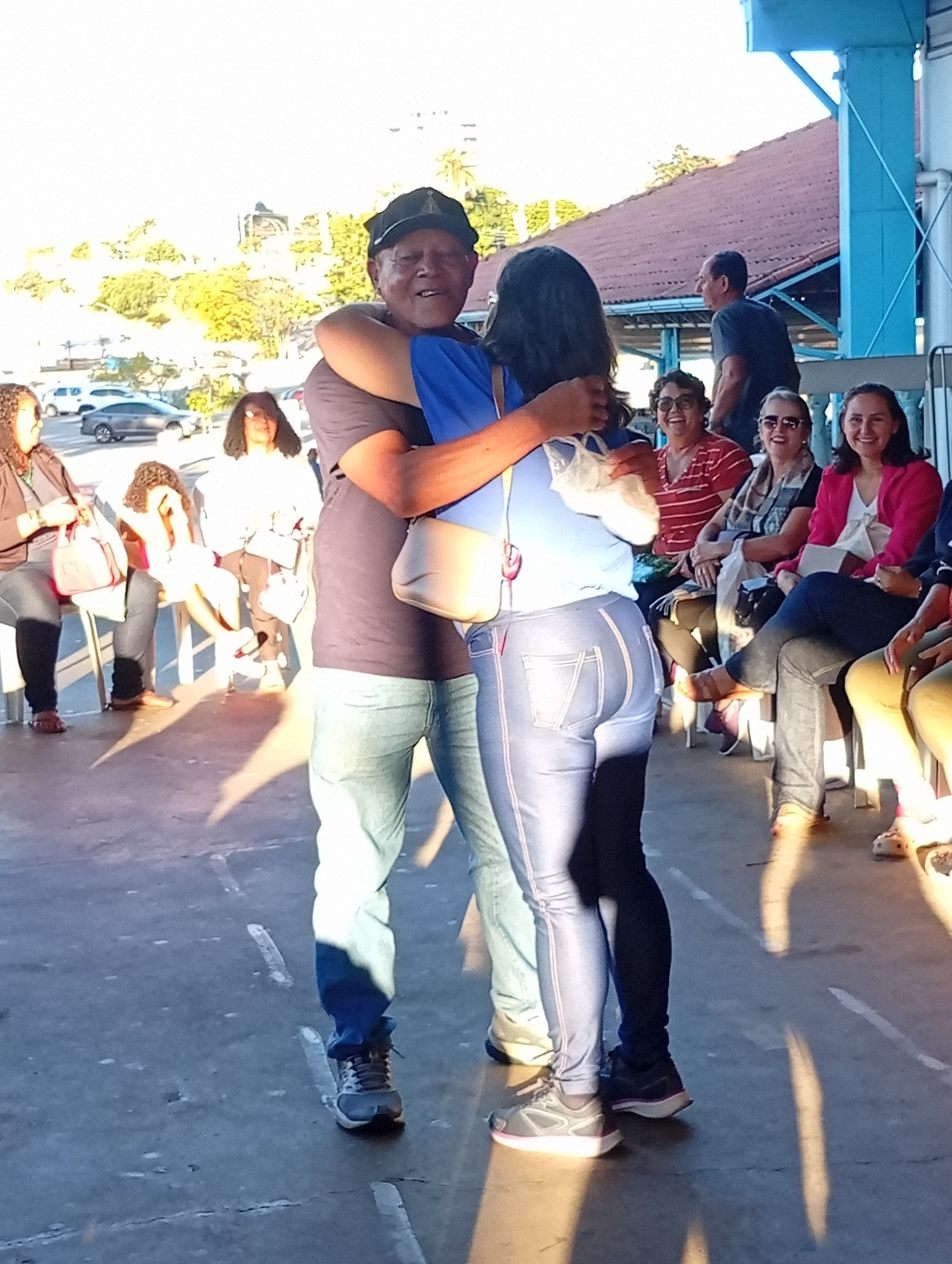 Abraço carinhoso durante encontro da comunidade