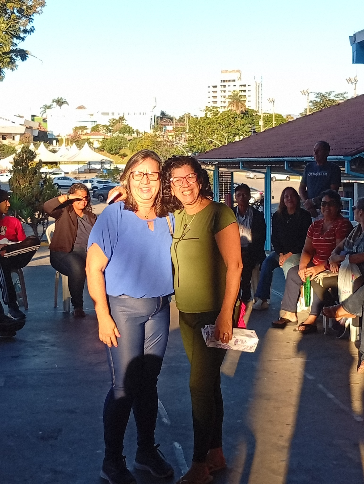 Duas amigas sorrindo para foto