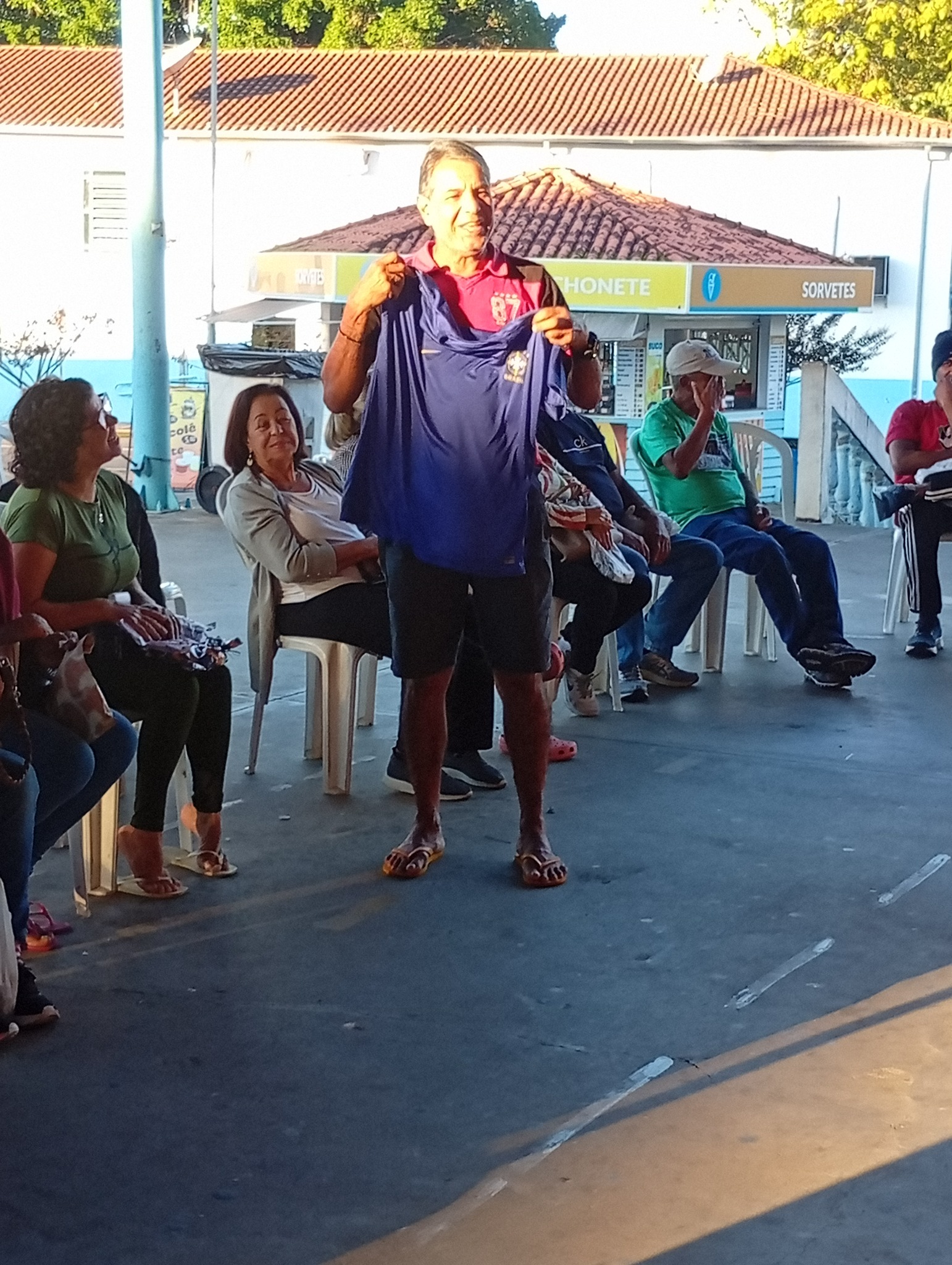 Participante mostrando camiseta do Brasil