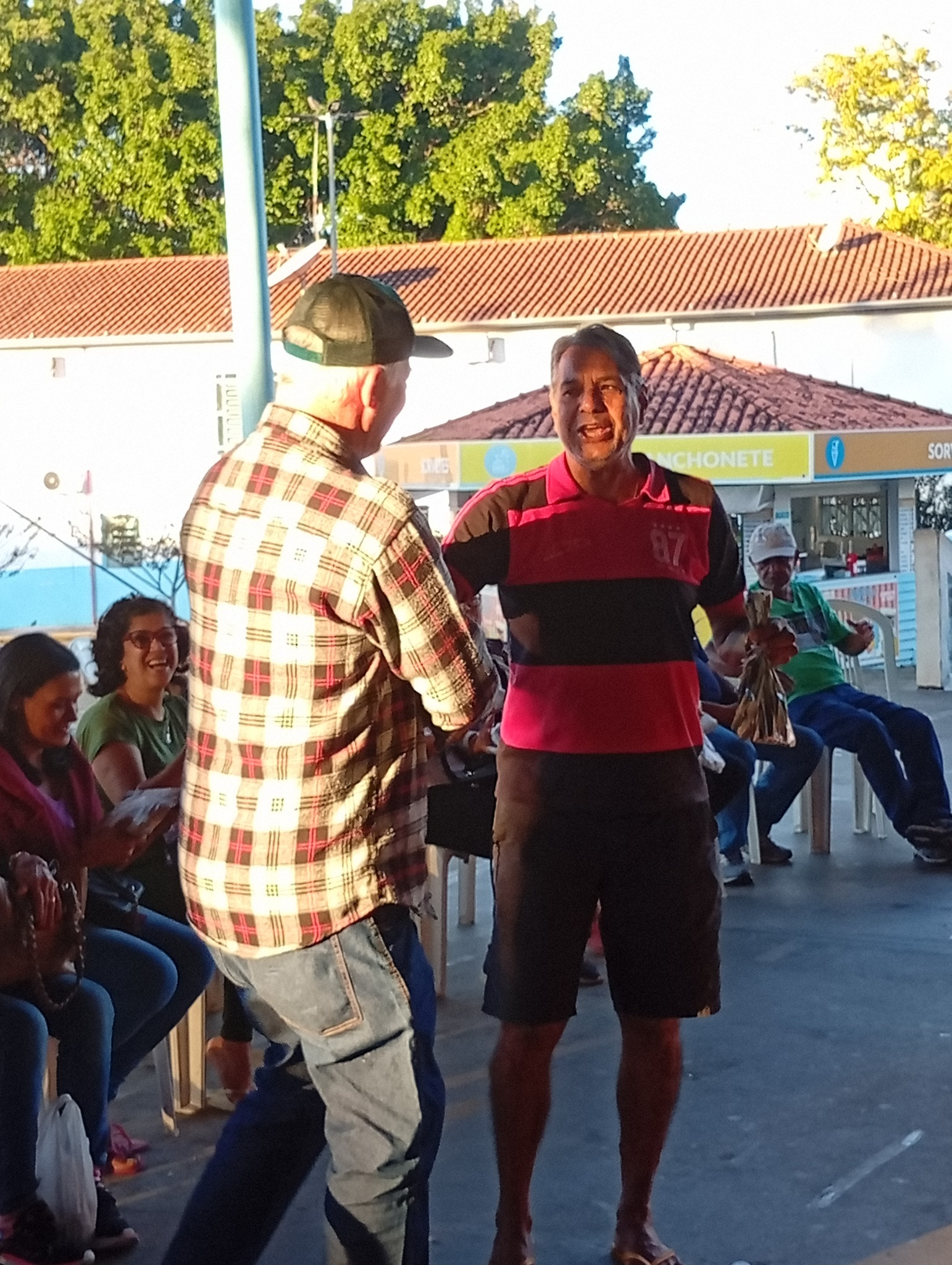 Dois participantes se cumprimentando