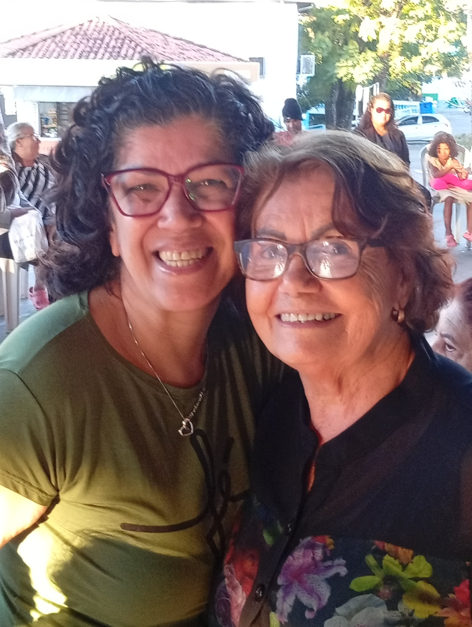 Duas amigas sorrindo em selfie