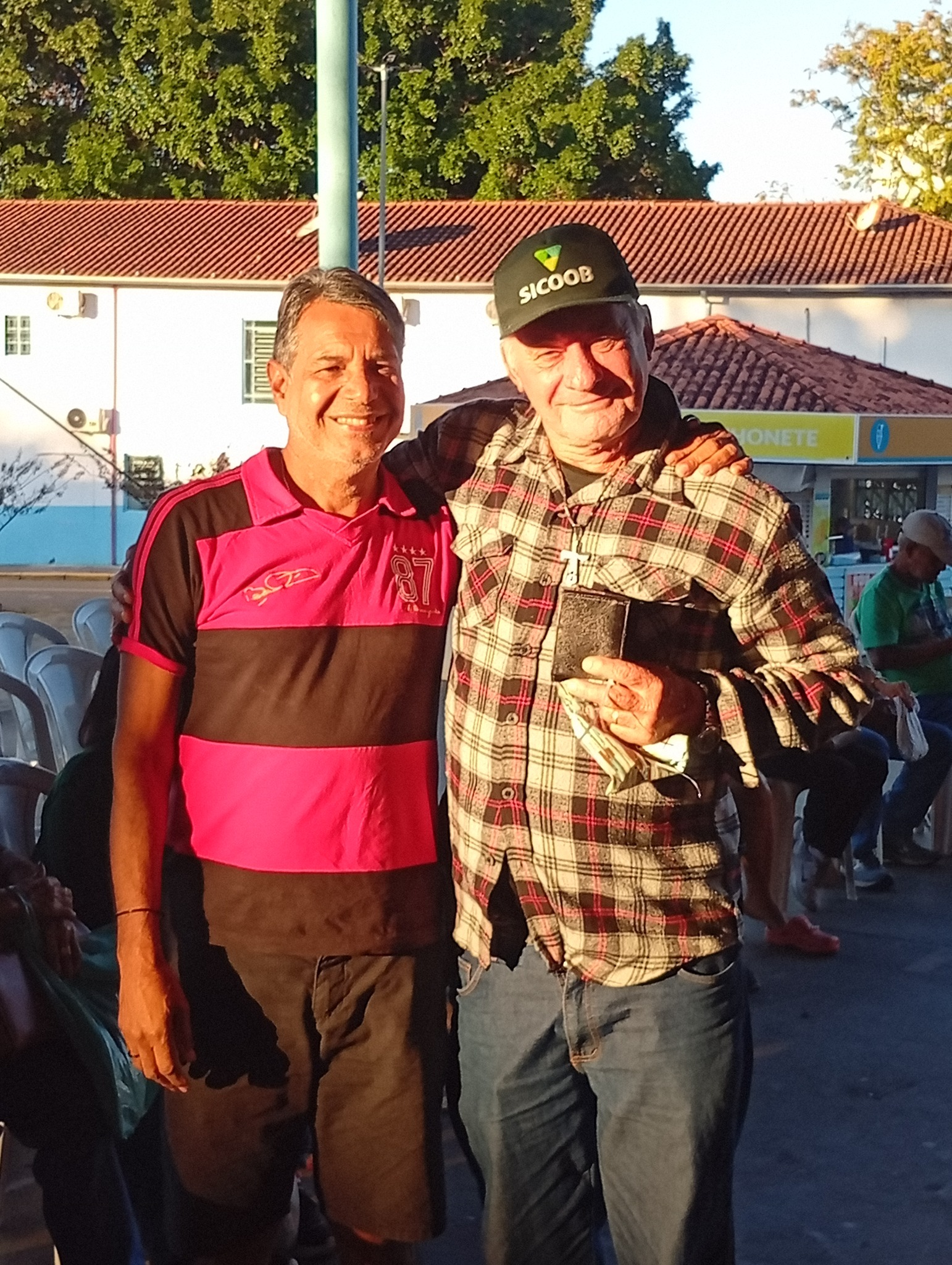 Dois amigos posando para foto