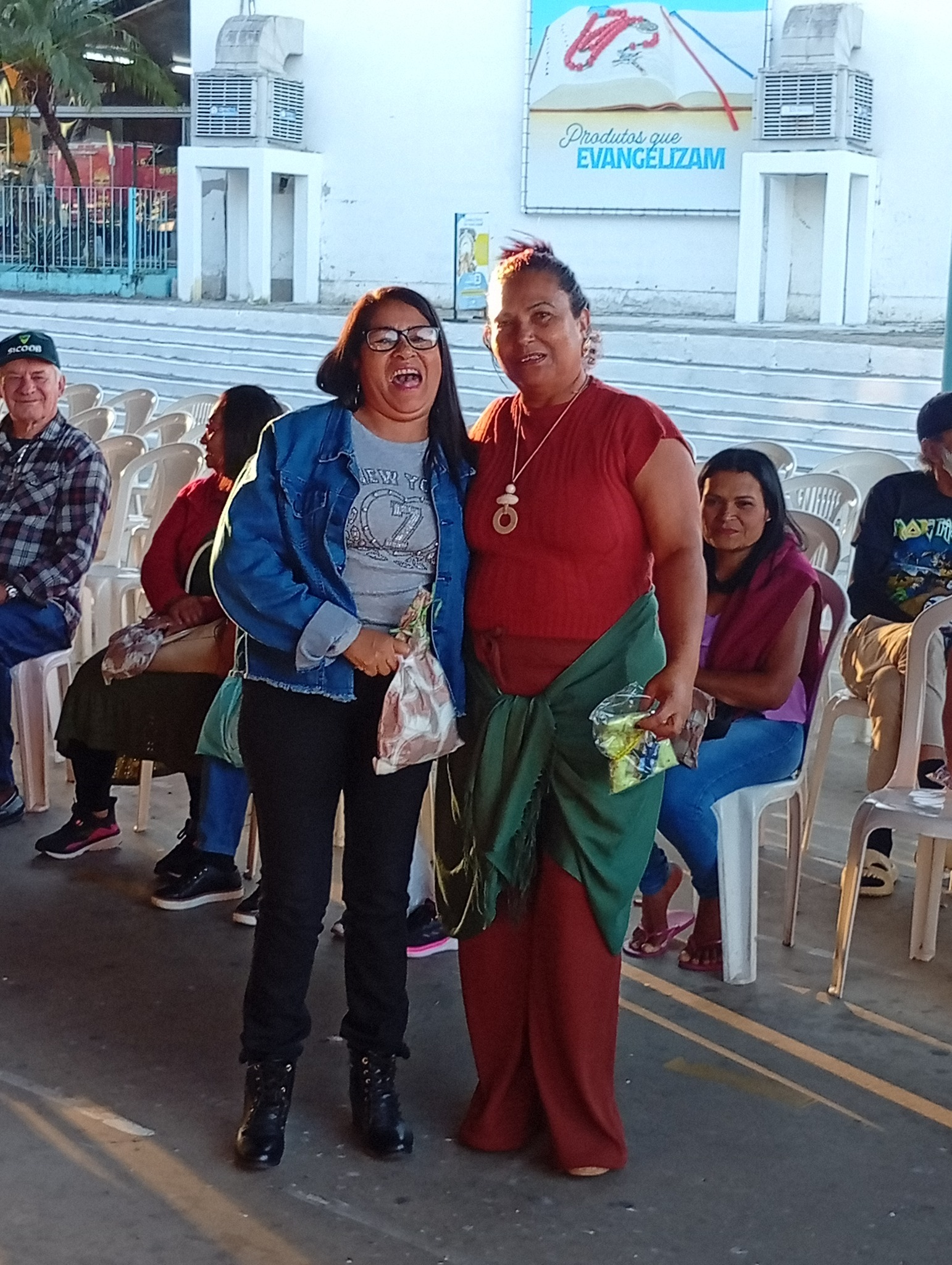 Participante segurando presente especial
