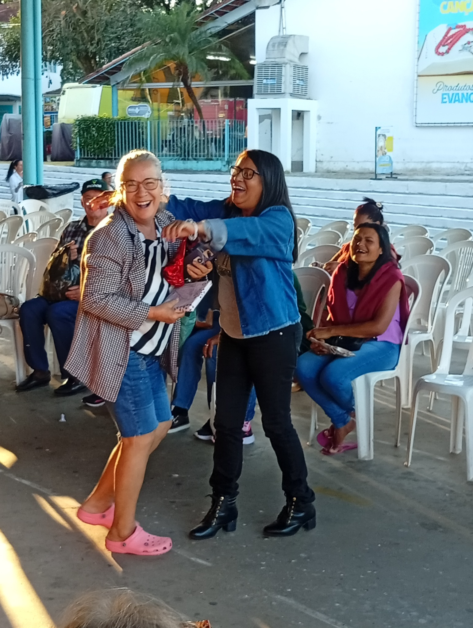 Dois participantes sorrindo com lembrança