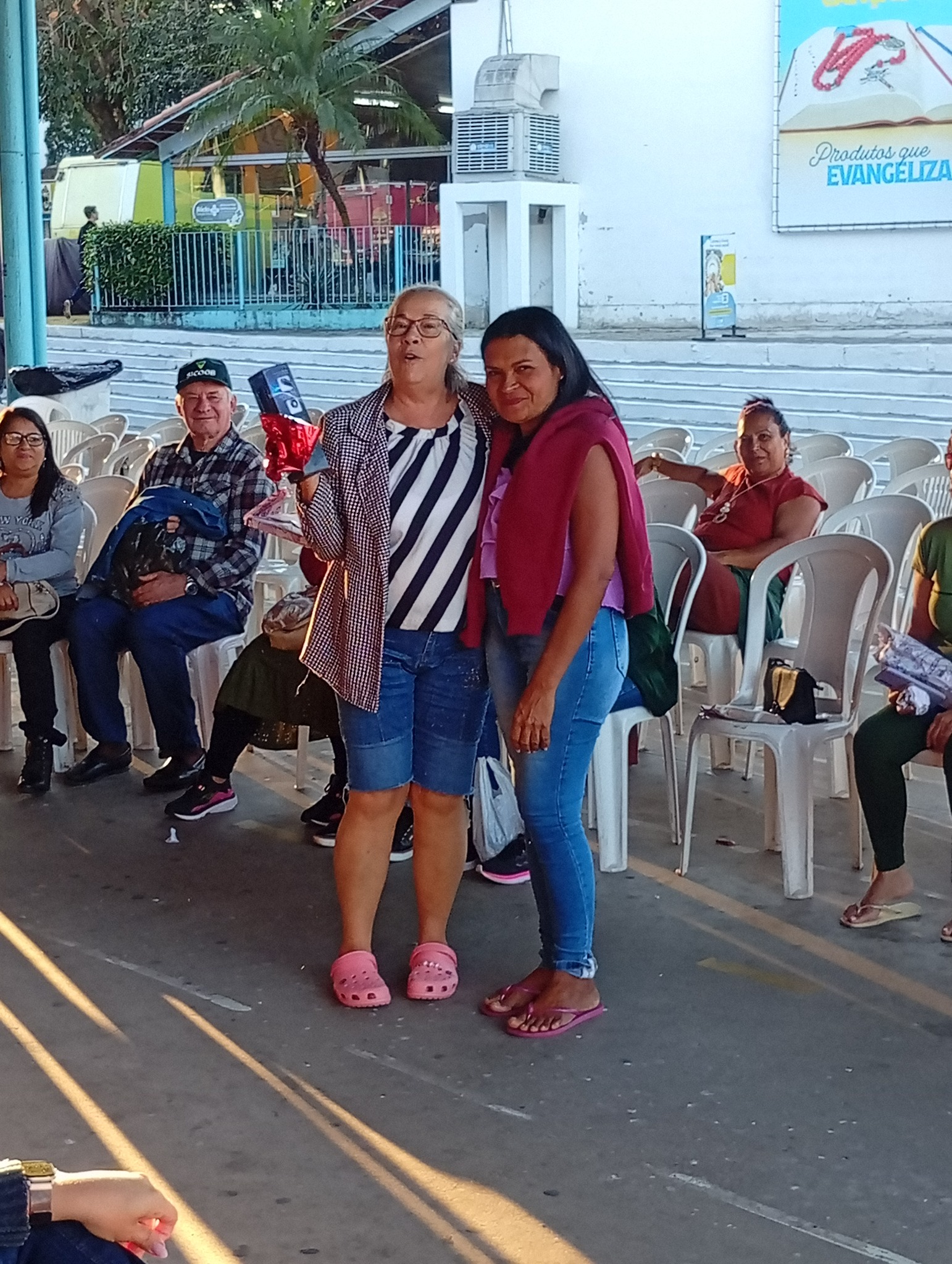 Duas participantes felizes posando para foto