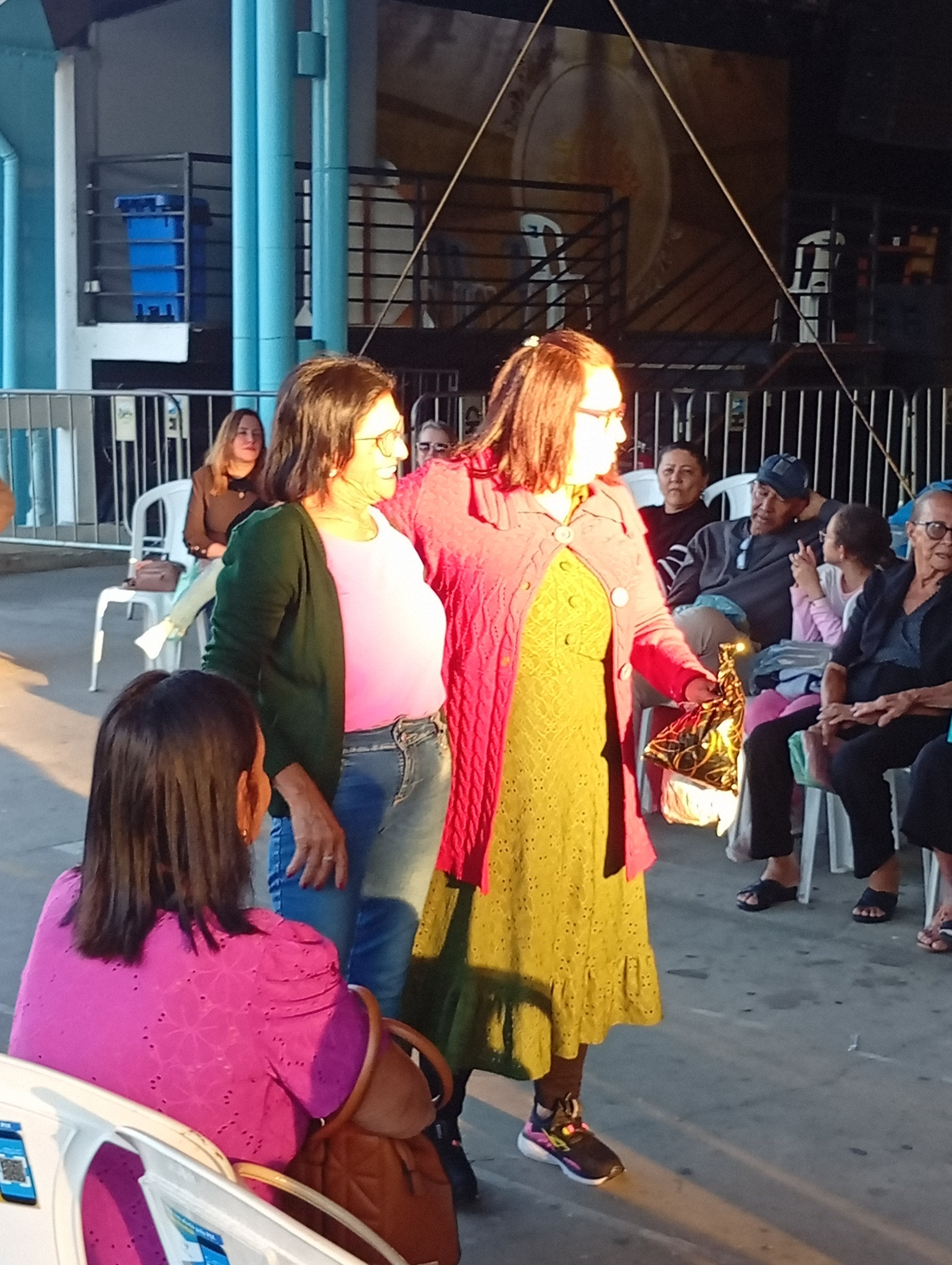 Duas mulheres rindo durante o encontro