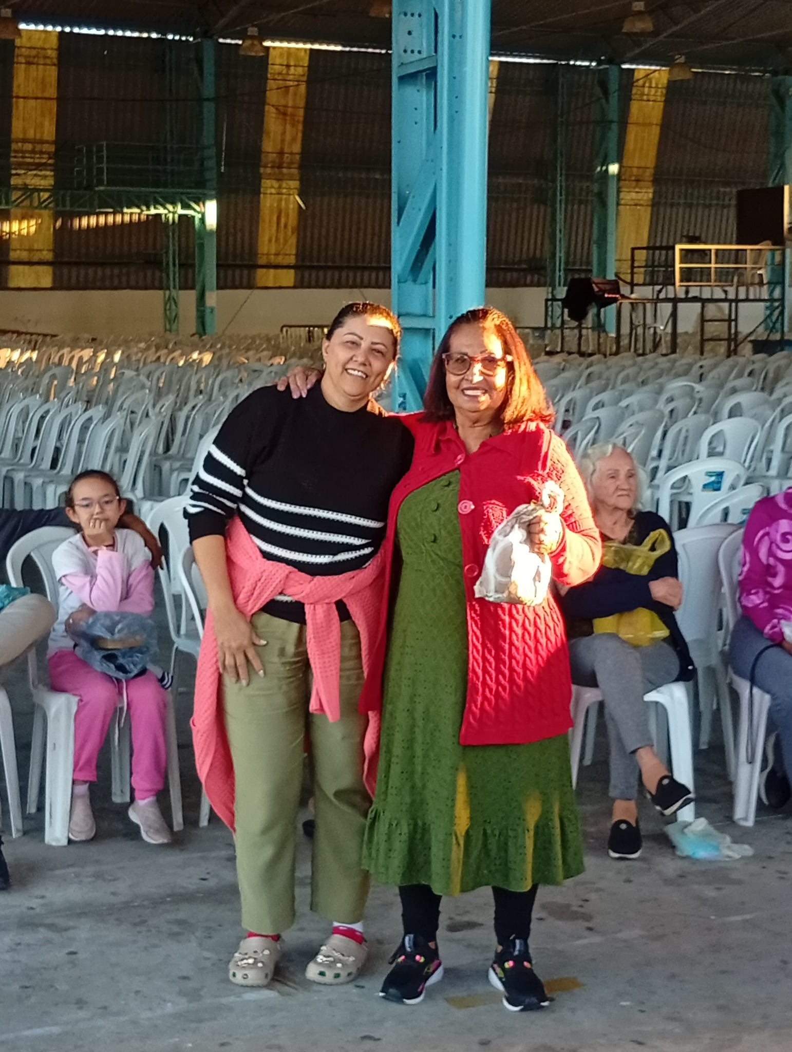 Duas amigas abraçadas em foto