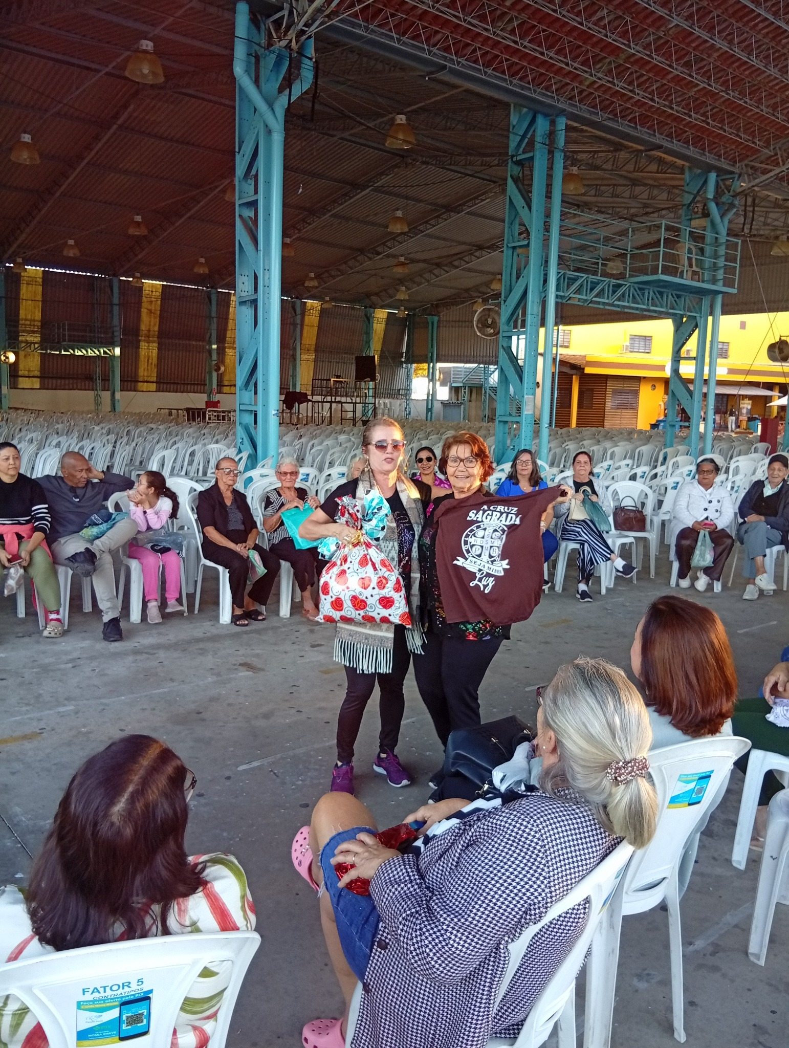 Participantes posando sob luz dourada