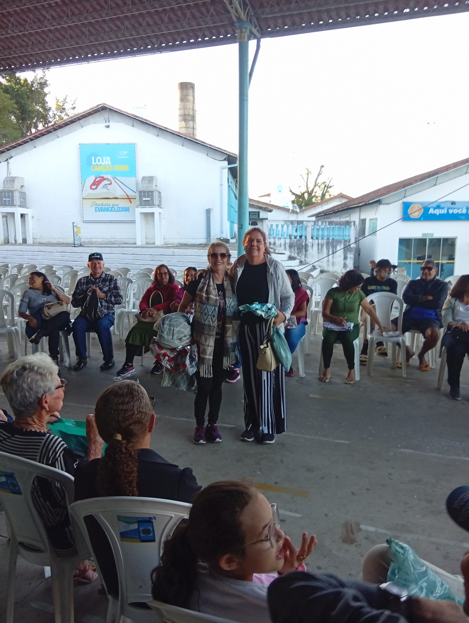 Duas participantes com presentes