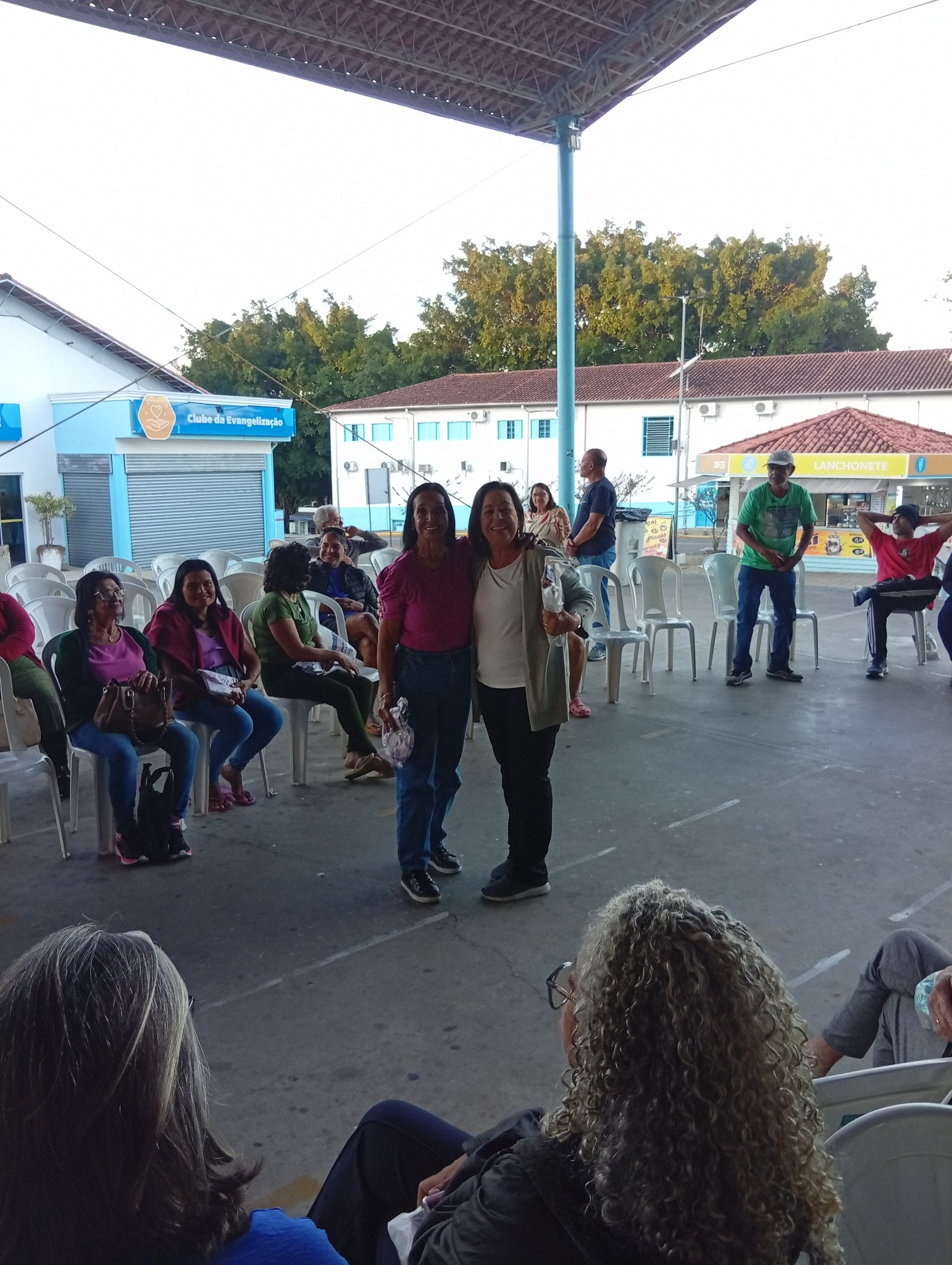 Duas amigas perto do palco