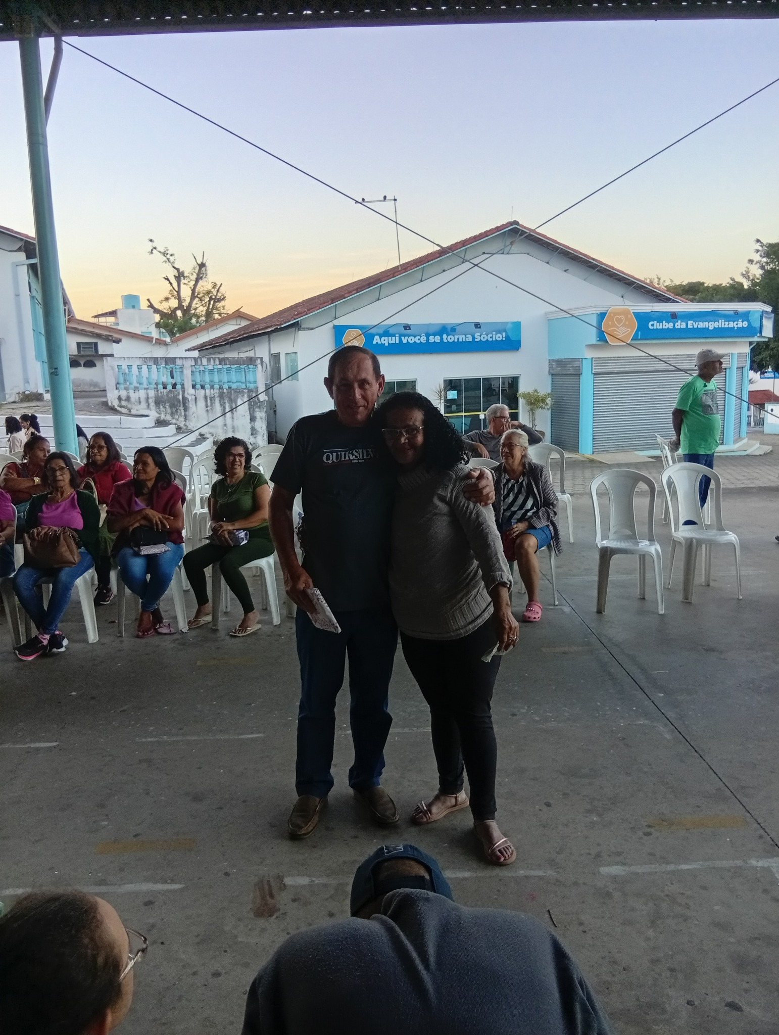 Duas pessoas posando na sombra