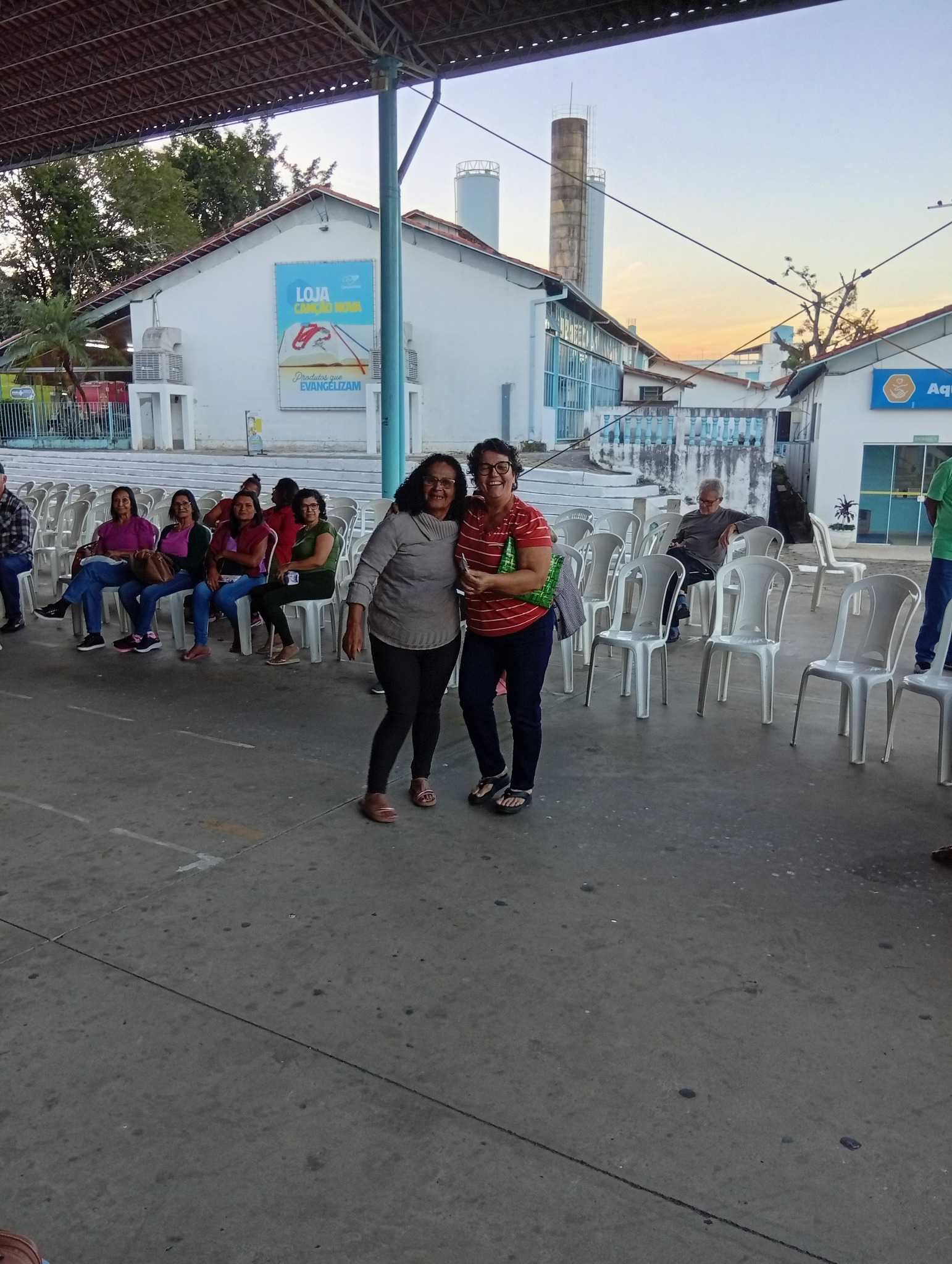 Senhor e amiga posando durante encontro