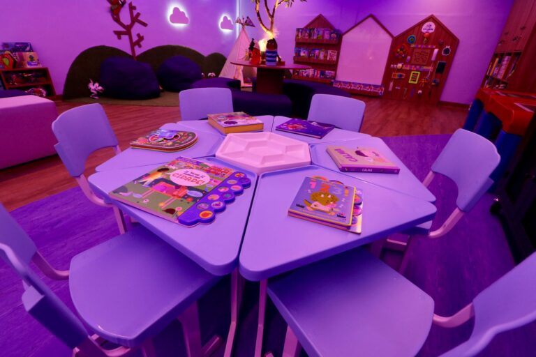 Sala de aula adaptada para receber alunos com TEA